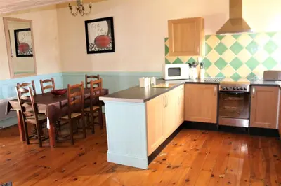 Cuisine ou kitchenette dans l'établissement Maison accueillante à Néhou avec piscine partagée