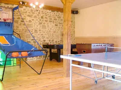 Tennis de table au sein de l'établissement Maison accueillante à Néhou avec piscine partagée ou à proximité