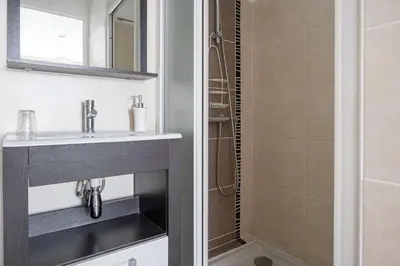 Salle de bains dans l'établissement Gîte Rogonde
