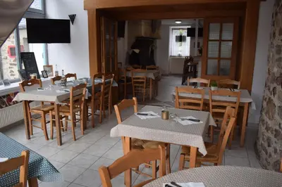 Restaurant ou autre lieu de restauration dans l'établissement Auberge de la vallée de la douve
