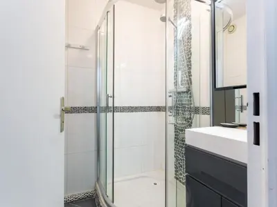 Salle de bains dans l'établissement Apartment Montaigu by Interhome