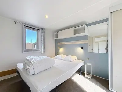 Un ou plusieurs lits dans un hébergement de l'établissement Mobil-home PMR tout confort, 200m plage, piscine, 4 pers, 2 chambres, parking, wifi, ménage inclus - FR-1-361A-42