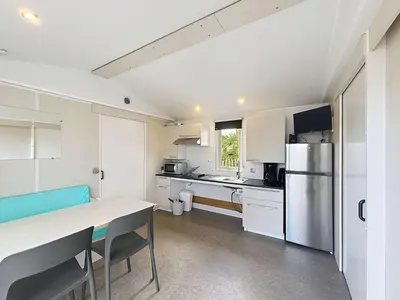 Cuisine ou kitchenette dans l'établissement Mobil-home PMR tout confort, 200m plage, piscine, 4 pers, 2 chambres, parking, wifi, ménage inclus - FR-1-361A-42
