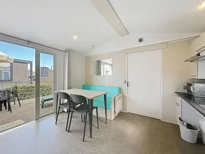 Cuisine ou kitchenette dans l'établissement Mobil-home PMR tout confort, 200m plage, piscine, 4 pers, 2 chambres, parking, wifi, ménage inclus - FR-1-361A-42