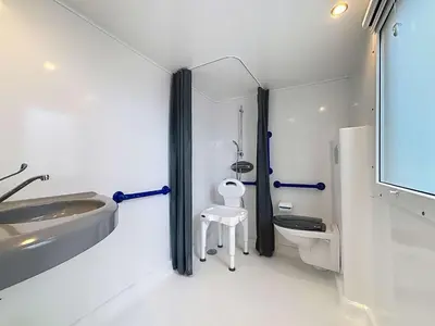 Salle de bains dans l'établissement Mobil-home PMR tout confort, 200m plage, piscine, 4 pers, 2 chambres, parking, wifi, ménage inclus - FR-1-361A-42