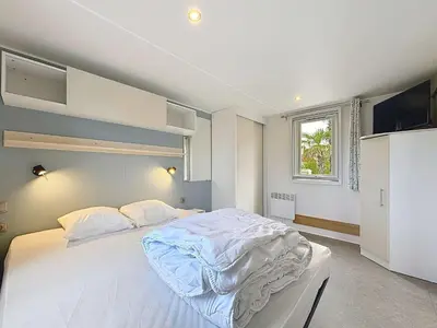 Un ou plusieurs lits dans un hébergement de l'établissement Mobil-home PMR tout confort, 200m plage, piscine, 4 pers, 2 chambres, parking, wifi, ménage inclus - FR-1-361A-42