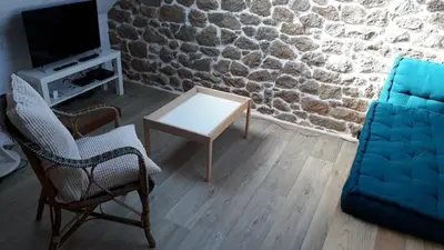 Télévision ou salle de divertissement dans l'établissement La p'tite maison de la plage