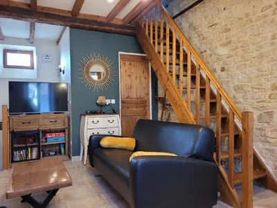 Télévision ou salle de divertissement dans l'établissement Maison de pêcheur charmante et atypique en pierre, 1 min de marche de la mer