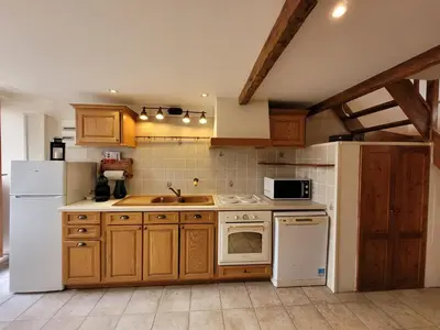 Cuisine ou kitchenette dans l'établissement Maison de pêcheur charmante et atypique en pierre, 1 min de marche de la mer