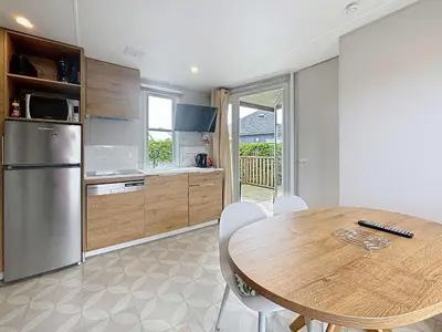 Cuisine ou kitchenette dans l'établissement Mobil-home de Grand Confort à 200m de la plage avec piscine chauffée, 2 chambres, parking, wifi inclus - FR-1-361A-44