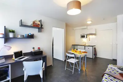 Cuisine ou kitchenette dans l'établissement Résidence Nemea Caen Beaumois