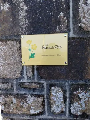 Certificat, récompense, panneau ou autre document affiché dans l'établissement Maison chaleureuse avec terrasse et vue baie