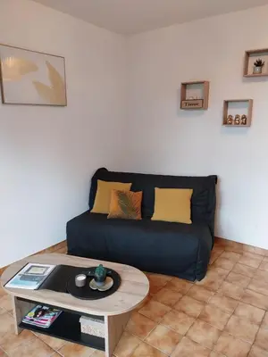 Coin salon dans l'établissement Maison chaleureuse avec terrasse et vue baie
