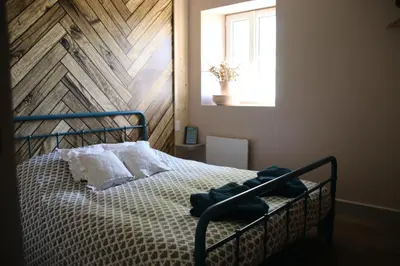 Un ou plusieurs lits dans un hébergement de l'établissement Le Vieil Home, au pied de la cité médiévale