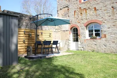 Jardin de l'établissement Le Vieil Home, au pied de la cité médiévale