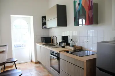 Cuisine ou kitchenette dans l'établissement Le Vieil Home, au pied de la cité médiévale