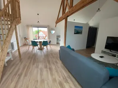Télévision ou salle de divertissement dans l'établissement Barneville Plage appart cosy avec terrasse 150m de la mer