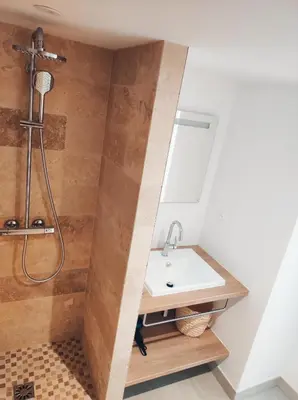 Salle de bains dans l'établissement Barneville Plage appart cosy avec terrasse 150m de la mer