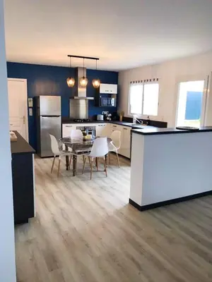 Cuisine ou kitchenette dans l'établissement Maison chaleureuse à Bréville-sur-Mer avec jardin privé.