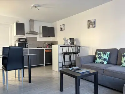 Cuisine ou kitchenette dans l'établissement La brise marine apt rdc maison cour fermée parking et terrasse à 800 m plage Omaha beach avec table de ping pong proche Port en Bessin
