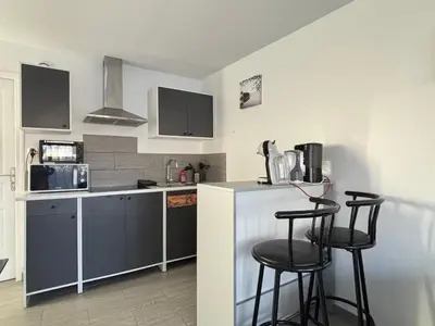 Cuisine ou kitchenette dans l'établissement La brise marine apt rdc maison cour fermée parking et terrasse à 800 m plage Omaha beach avec table de ping pong proche Port en Bessin