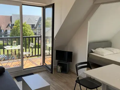 Un ou plusieurs lits dans un hébergement de l'établissement Appartement 2 pièces en bord de mer avec accès direct à la plage de Cabourg, proche Thalassothérapie - FR-1-487-336