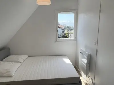 Un ou plusieurs lits dans un hébergement de l'établissement Appartement 2 pièces en bord de mer avec accès direct à la plage de Cabourg, proche Thalassothérapie - FR-1-487-336