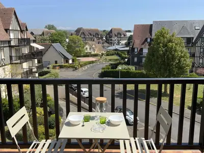 Balcon ou terrasse dans l'établissement Appartement 2 pièces en bord de mer avec accès direct à la plage de Cabourg, proche Thalassothérapie - FR-1-487-336