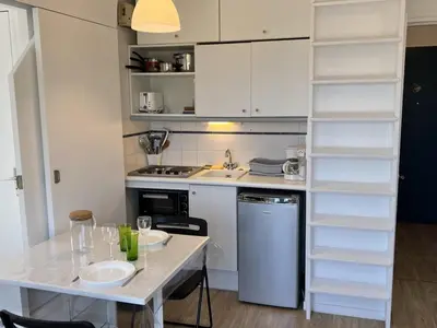 Cuisine ou kitchenette dans l'établissement Appartement 2 pièces en bord de mer avec accès direct à la plage de Cabourg, proche Thalassothérapie - FR-1-487-336