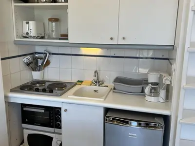 Cuisine ou kitchenette dans l'établissement Appartement 2 pièces en bord de mer avec accès direct à la plage de Cabourg, proche Thalassothérapie - FR-1-487-336