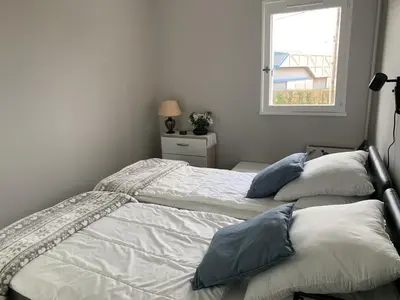 Un ou plusieurs lits dans un hébergement de l'établissement Charmant T2 à Cabourg, proche centre et plage, calme, loggia, ascenseur, animaux acceptés - FR-1-487-337