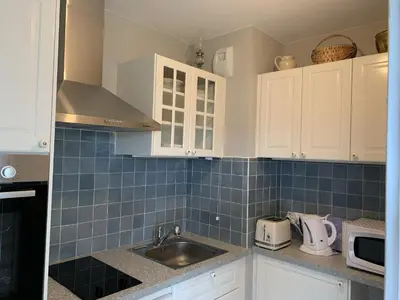 Cuisine ou kitchenette dans l'établissement Charmant T2 à Cabourg, proche centre et plage, calme, loggia, ascenseur, animaux acceptés - FR-1-487-337