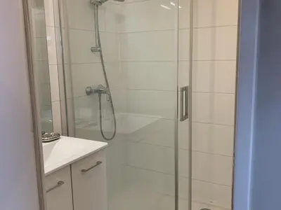 Salle de bains dans l'établissement Charmant T2 à Cabourg, proche centre et plage, calme, loggia, ascenseur, animaux acceptés - FR-1-487-337