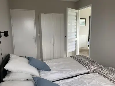 Un ou plusieurs lits dans un hébergement de l'établissement Charmant T2 à Cabourg, proche centre et plage, calme, loggia, ascenseur, animaux acceptés - FR-1-487-337
