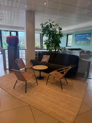 Coin salon dans l'établissement ibis Styles Flers