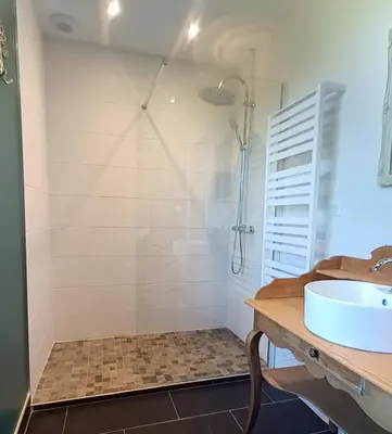 Salle de bains dans l'établissement Manoir de Pierreville