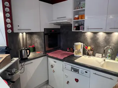 Cuisine ou kitchenette dans l'établissement Élégant 2P à Dives-sur-Mer : Terrasse, Proche Plage et Port - FR-1-487-339