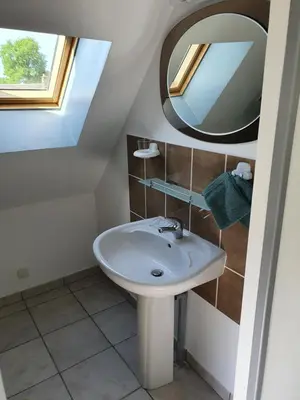 Salle de bains dans l'établissement Gîte du ronthaunay