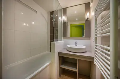 Salle de bains dans l'établissement Le Cormoran