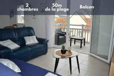 Coin salon dans l'établissement Appartement spacieux avec balcon - à 50m de la plage