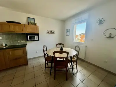 Cuisine ou kitchenette dans l'établissement Appartement spacieux avec balcon - à 50m de la plage