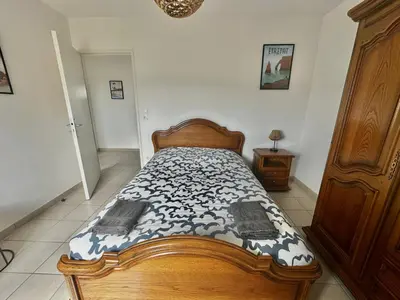 Un ou plusieurs lits dans un hébergement de l'établissement Appartement spacieux avec balcon - à 50m de la plage