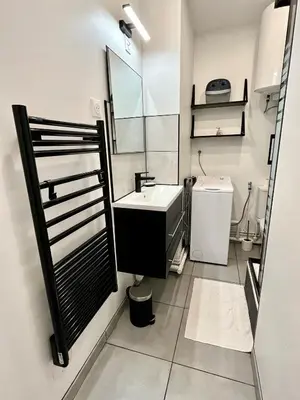 Salle de bains dans l'établissement Studio avec grande terrasse et parking privatifs