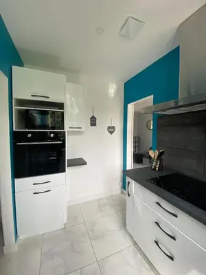 Cuisine ou kitchenette dans l'établissement Maison cosy en plein coeur de Ouistreham