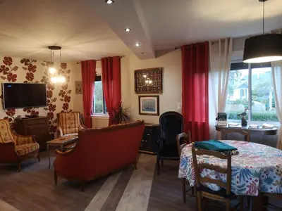 Télévision ou salle de divertissement dans l'établissement La maison du bonheur