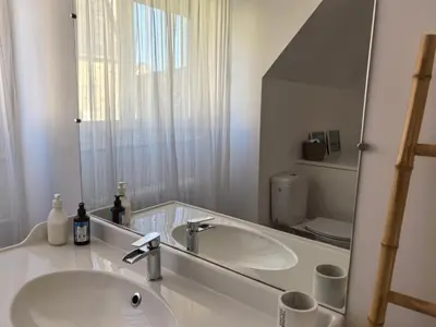 Salle de bains dans l'établissement La Triolette, maison chaleureuse, indépendante et refaite à neuf dans le Vieux Coutainville, tourisme ou télétravail