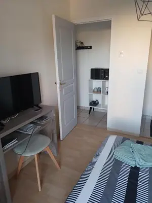 Télévision ou salle de divertissement dans l'établissement Chambre agréable au calme