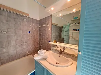 Salle de bains dans l'établissement Appartement 3 pièces, vue sur mer piscine tennis proche thalasso