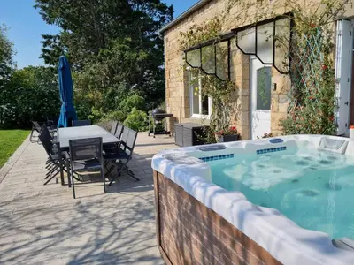 Piscine de l'établissement Au Mont Chez Vous #Jacuzzi et Vue Mont-St-Michel# ou située à proximité