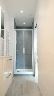 Salle de bains dans l'établissement Charmant et lumineux logement, au cœur de Cabourg